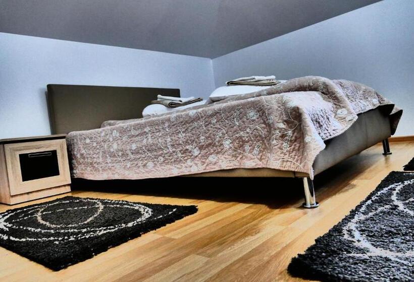 Апартаменты 2 Спальни, Pensiunea Roua Florilor