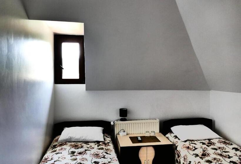 Апартаменты 2 Спальни, Pensiunea Roua Florilor