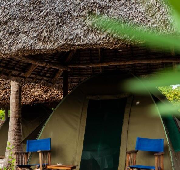 چادر با خدمات رفاهی استاندارد, Butiama Marine Camp