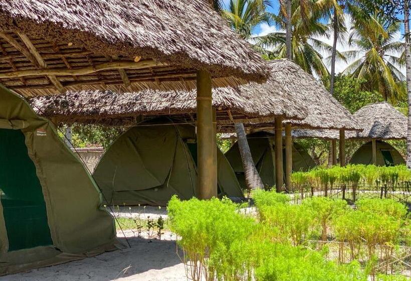 كوخ قياسي, Butiama Marine Camp