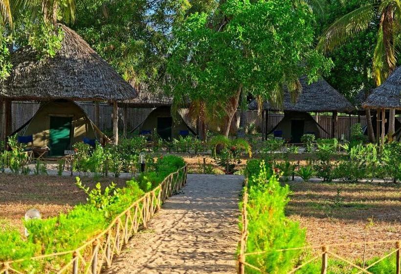 كوخ قياسي, Butiama Marine Camp