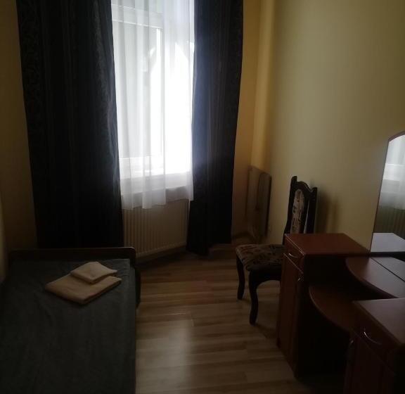 Chambre Quadruple Standard, панський двір