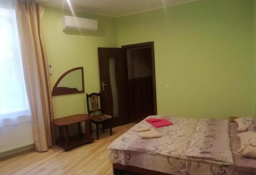 Chambre Quadruple Standard, панський двір