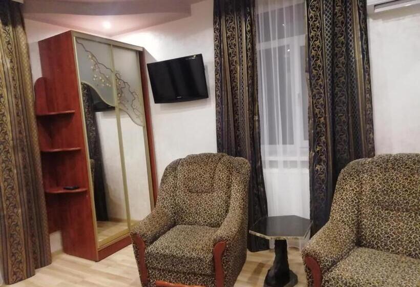 Suite, панський двір
