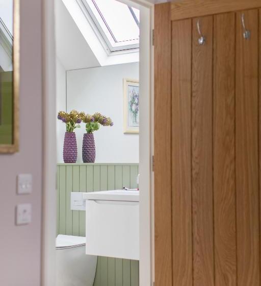 Хижина, Newhall Mains