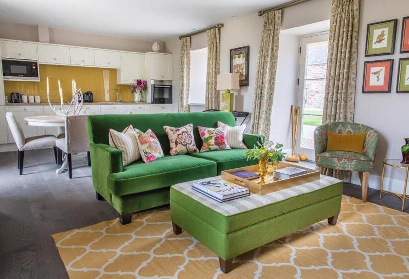 Хижина, Newhall Mains