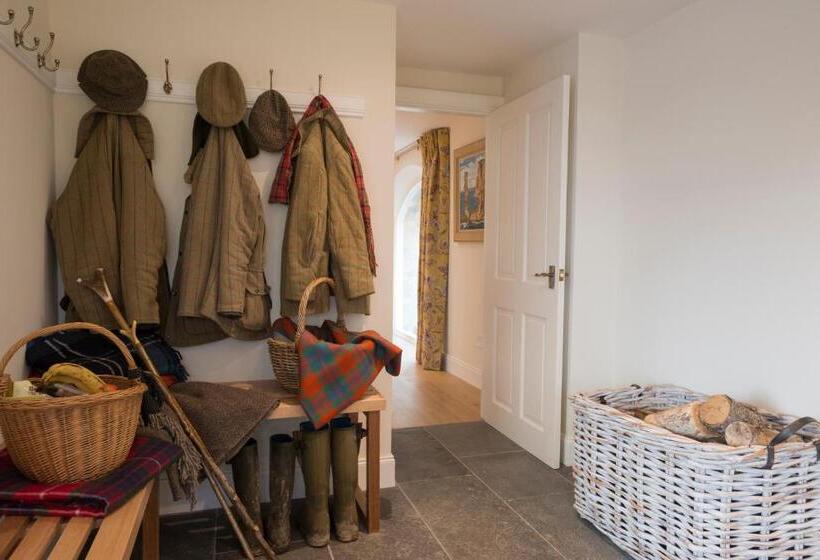 Дом 3 Спальни, Newhall Mains