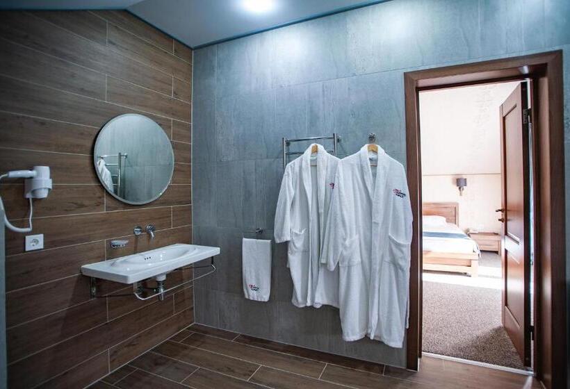 Family Suite, Turiyske Podvir Ya