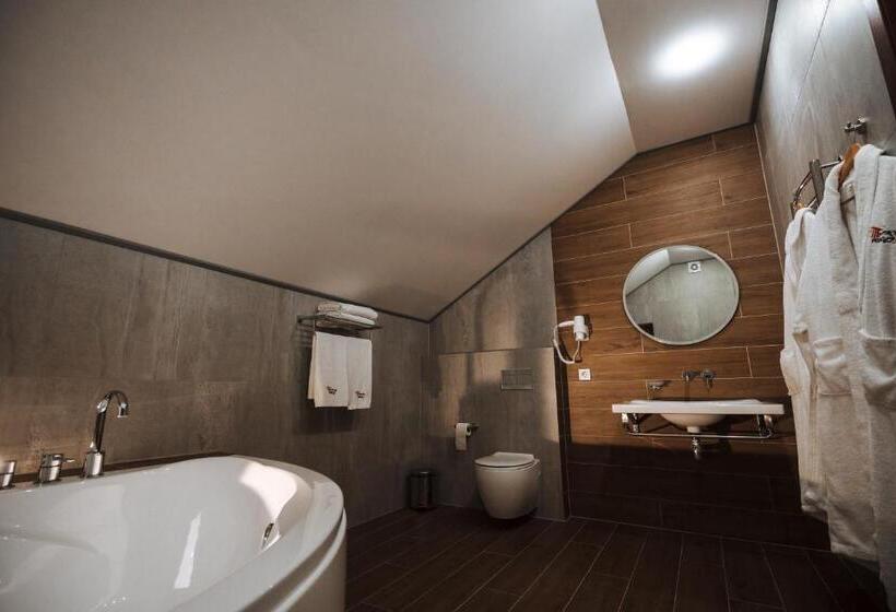 Family Suite, Turiyske Podvir Ya