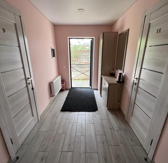 Номер Стандарт, Gostynna Sadyba Kit Bayun