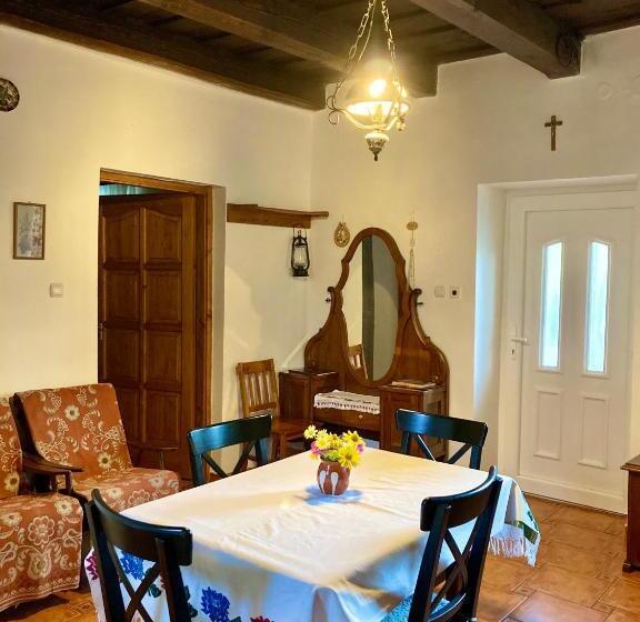 标准三人间, Ubytovanie U Aranky