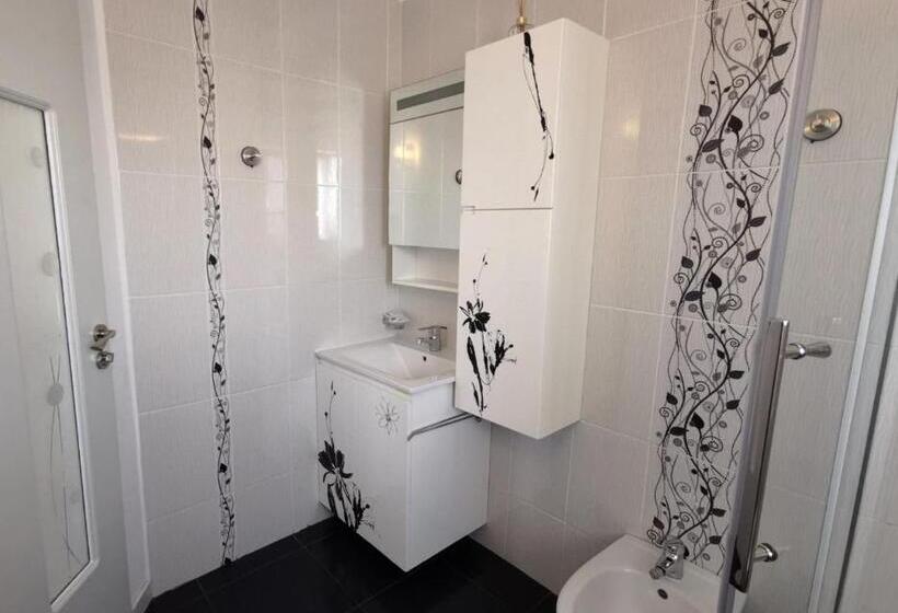 חדר משפחתי נוף לגינה, Pensiunea Evelyn