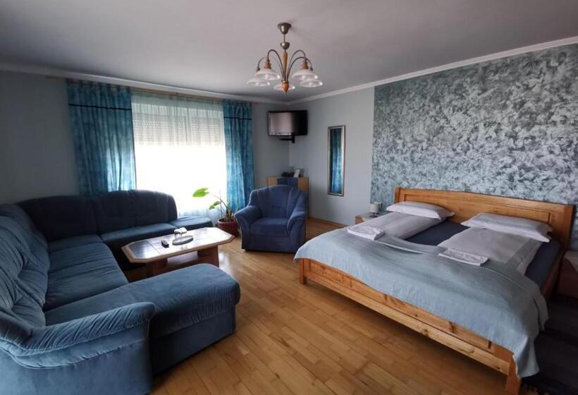 דירת שני חדרים, Pensiunea Evelyn