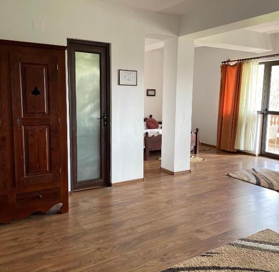 Suite with lake view, Valea Salbatica