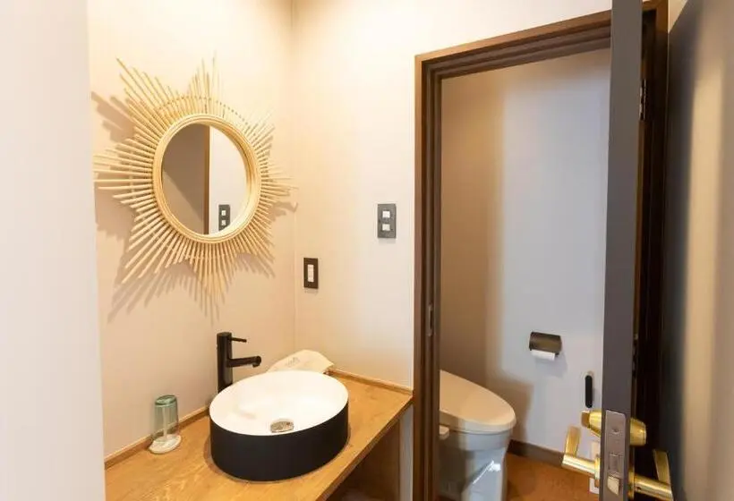 バスルーム共同エコノミー4人部屋, Riverside Lodge