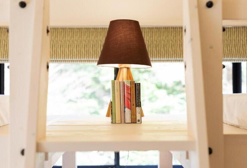 הכלכלה חדר לארבעה עם מקלחת משותפת, Riverside Lodge