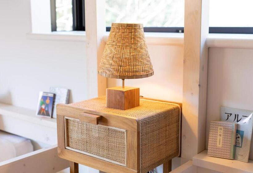 הכלכלה חדר לארבעה עם מקלחת משותפת, Riverside Lodge