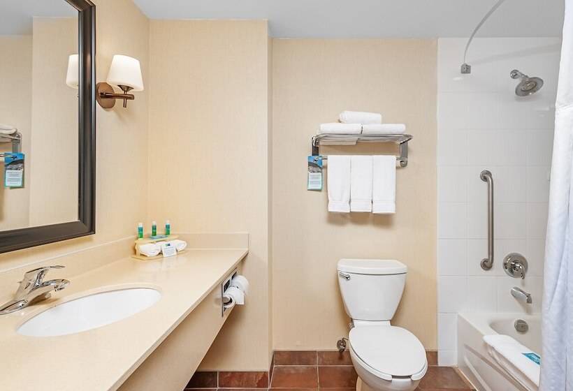 סוויטה, Holiday Inn Express Hotel & Suites Clarington   Bowmanville, An Ihg