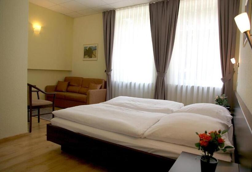 Quarto standard, Am Charlottenplatz