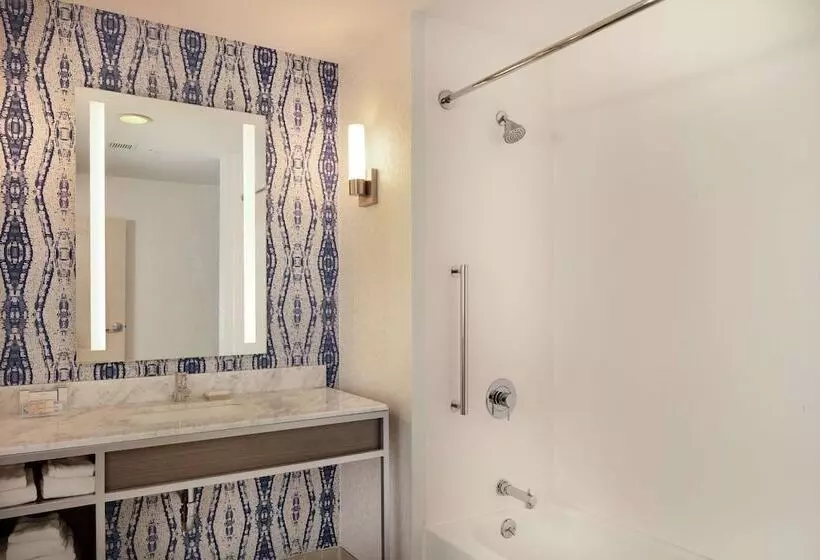 キングサイズベッドのスイートルーム, Hilton Garden Inn Freeport Downtown