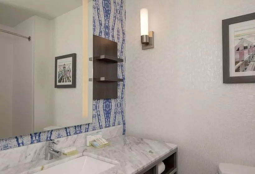 キングサイズベッドのデラックスルーム, Hilton Garden Inn Freeport Downtown