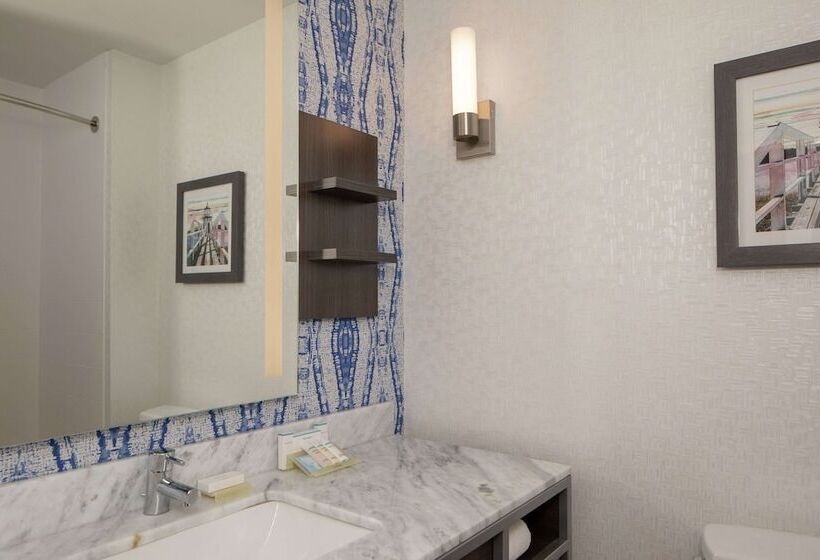 غرفة قياسية لذوى الاحتياجات الخاصة, Hilton Garden Inn Freeport Downtown