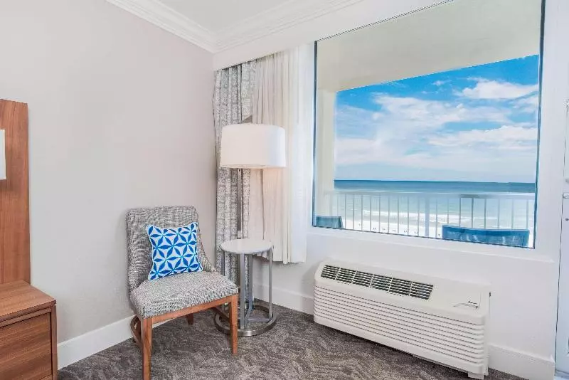 キングサイズベッドのデラックスルーム, Hilton Pensacola Beach