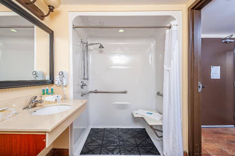 חדר סטנדרט עם מיטת קינג, Holiday Inn Express Hotel & Suites Clarington   Bowmanville, An Ihg