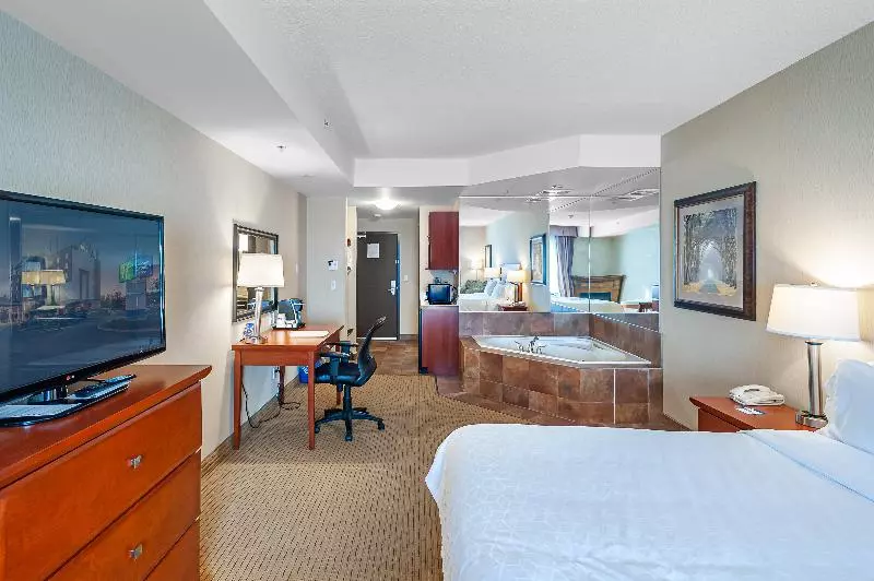 キングサイズベッドのスイートルーム, Holiday Inn Express Hotel & Suites Clarington   Bowmanville, An Ihg