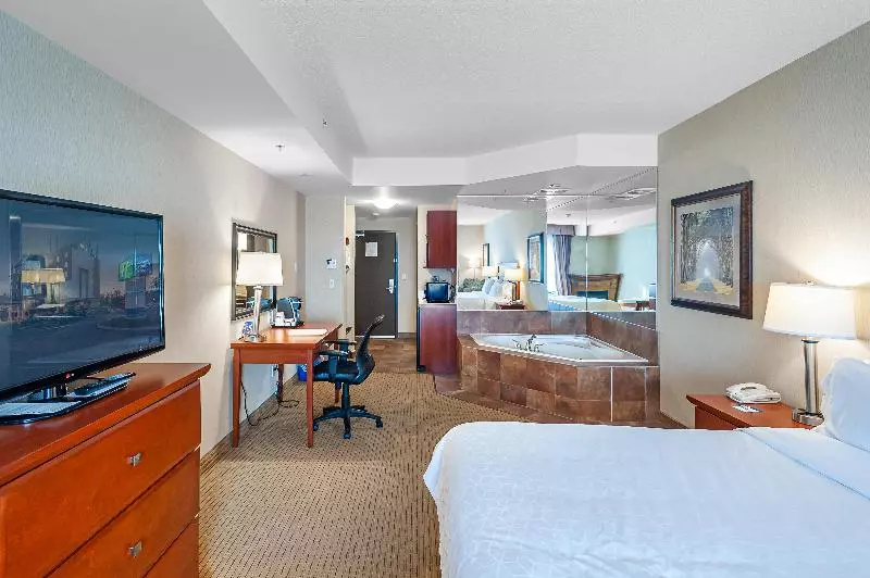 キングサイズベッドのスイートルーム, Holiday Inn Express Hotel & Suites Clarington   Bowmanville, An Ihg