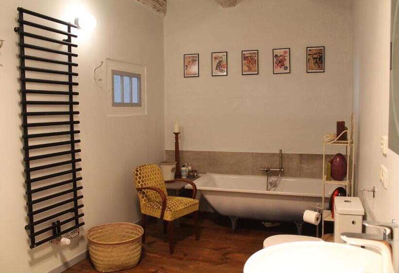 غرفة قياسية ثلاثية ذات اطلالة, L Ancienne Ecole