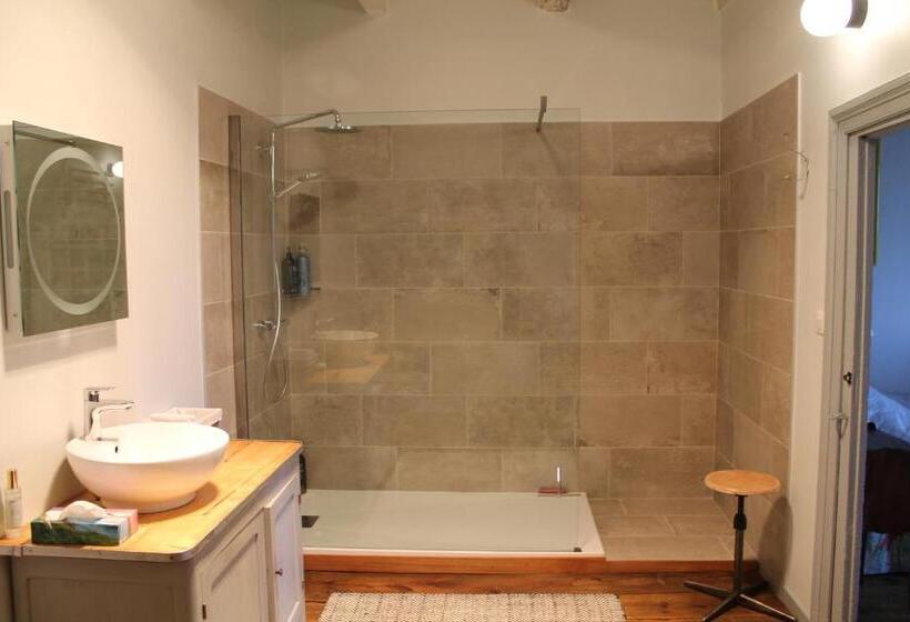 غرفة قياسية ثلاثية ذات اطلالة, L Ancienne Ecole