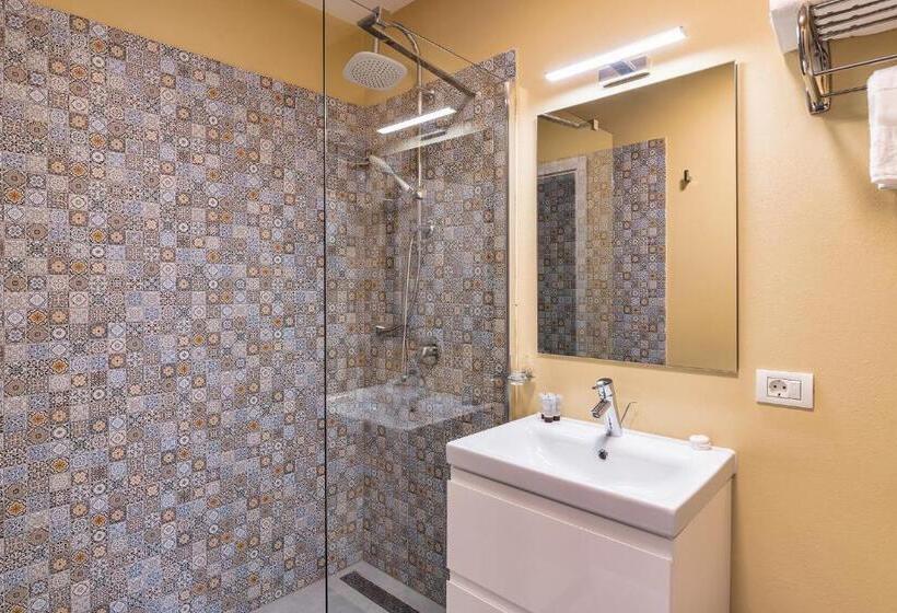 غرفة ديلوكس مزودة بشرفة, Saga Rooms