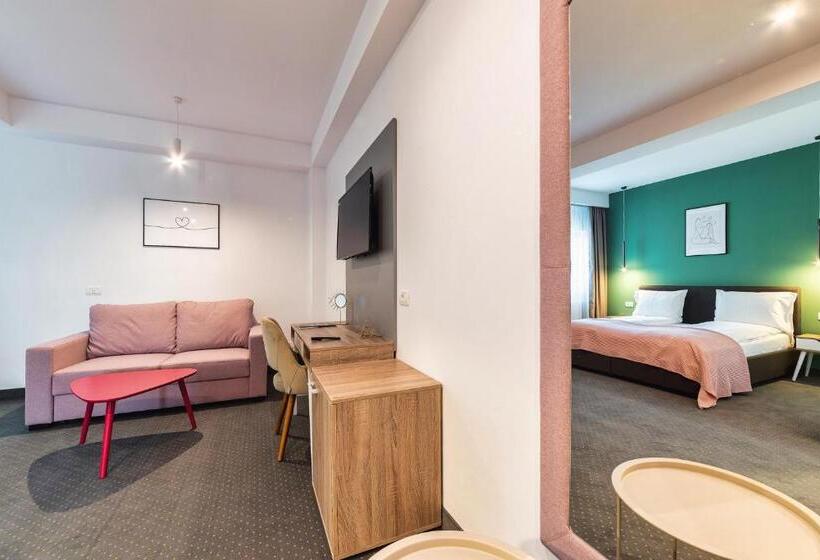 غرفة ديلوكس مزودة بشرفة, Saga Rooms