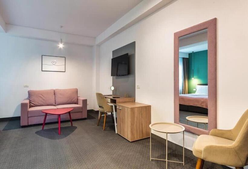 غرفة قياسية, Saga Rooms