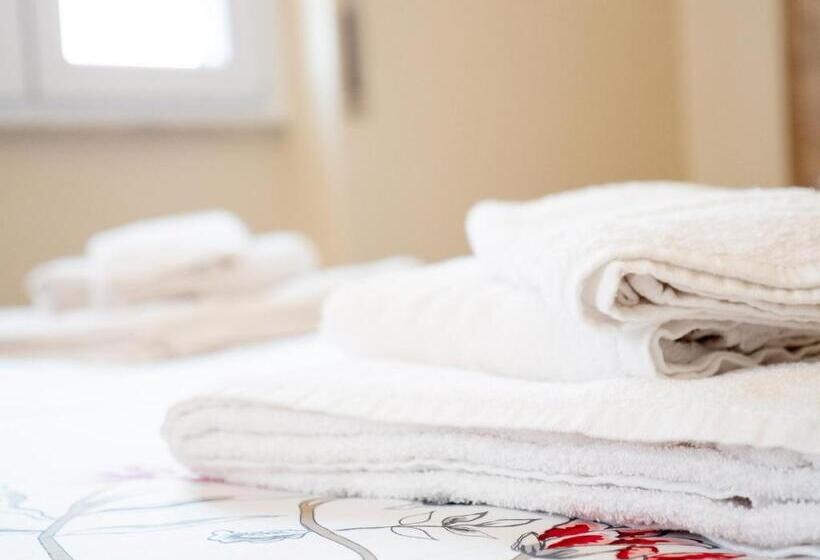 غرفة قياسية رباعية, Girastrittue Colobraro