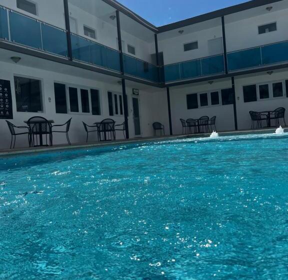 اتاق استاندارد, Douglas Highway Inn