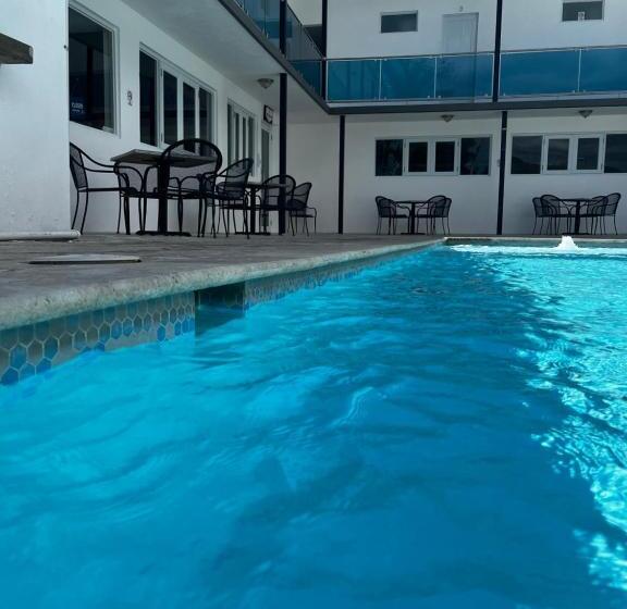 اتاق استاندارد, Douglas Highway Inn