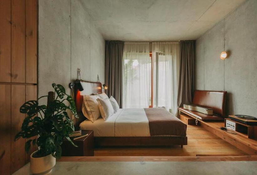 سوییت لوکس, Outsite Porto Mouco
