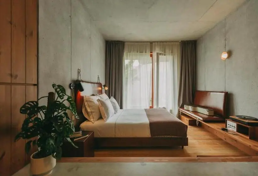 سوییت لوکس, Outsite Porto Mouco