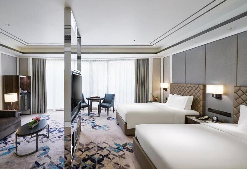 Люкс, Okura Manila
