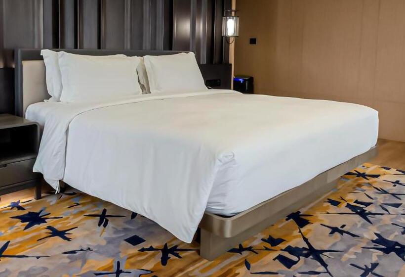 سوییت سوپریور, Okura Manila