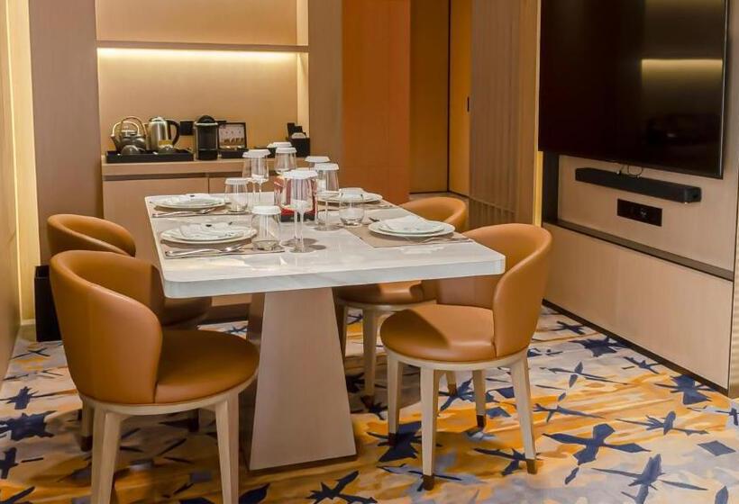 سوییت سوپریور, Okura Manila