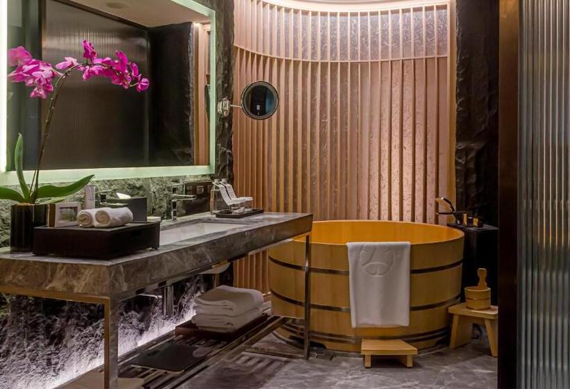 Люкс Superior, Okura Manila
