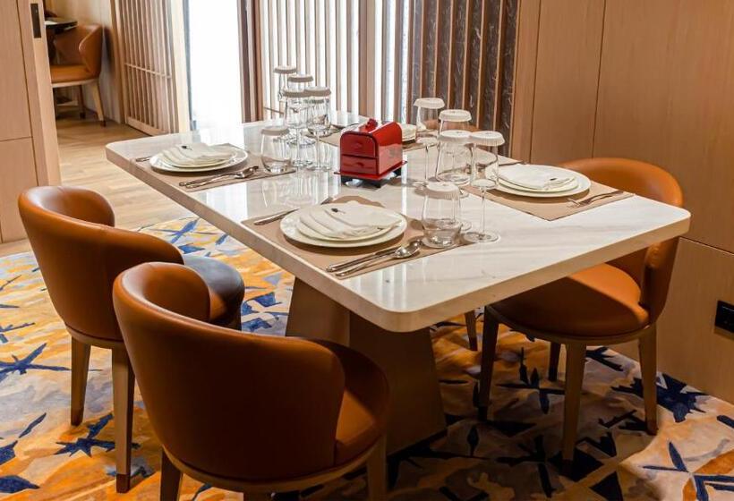 سوییت سوپریور, Okura Manila