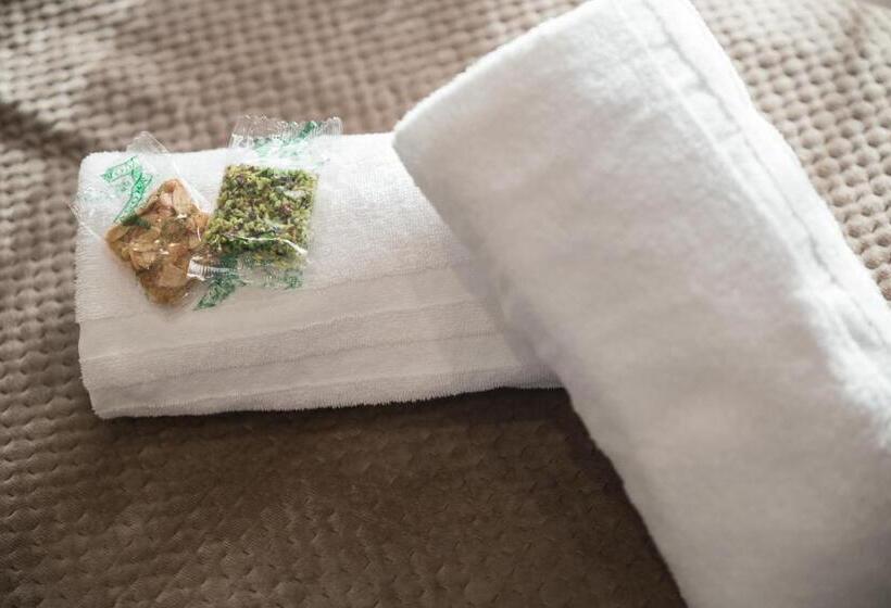 Номер Стандарт с Балконом, Giafra Luxury Rooms