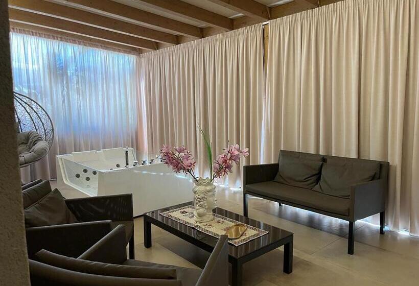 Королевский Люкс, Giafra Luxury Rooms