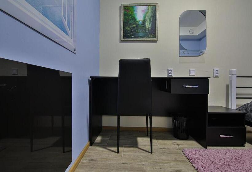 豪华单人间, Battle Mile Hostel