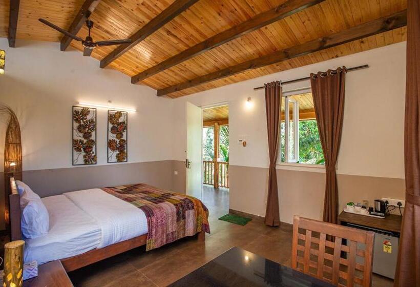 小室, Nirvana Hill Resort