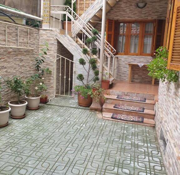 آپارتمان 1 خوابه همکف, Jordhani S House